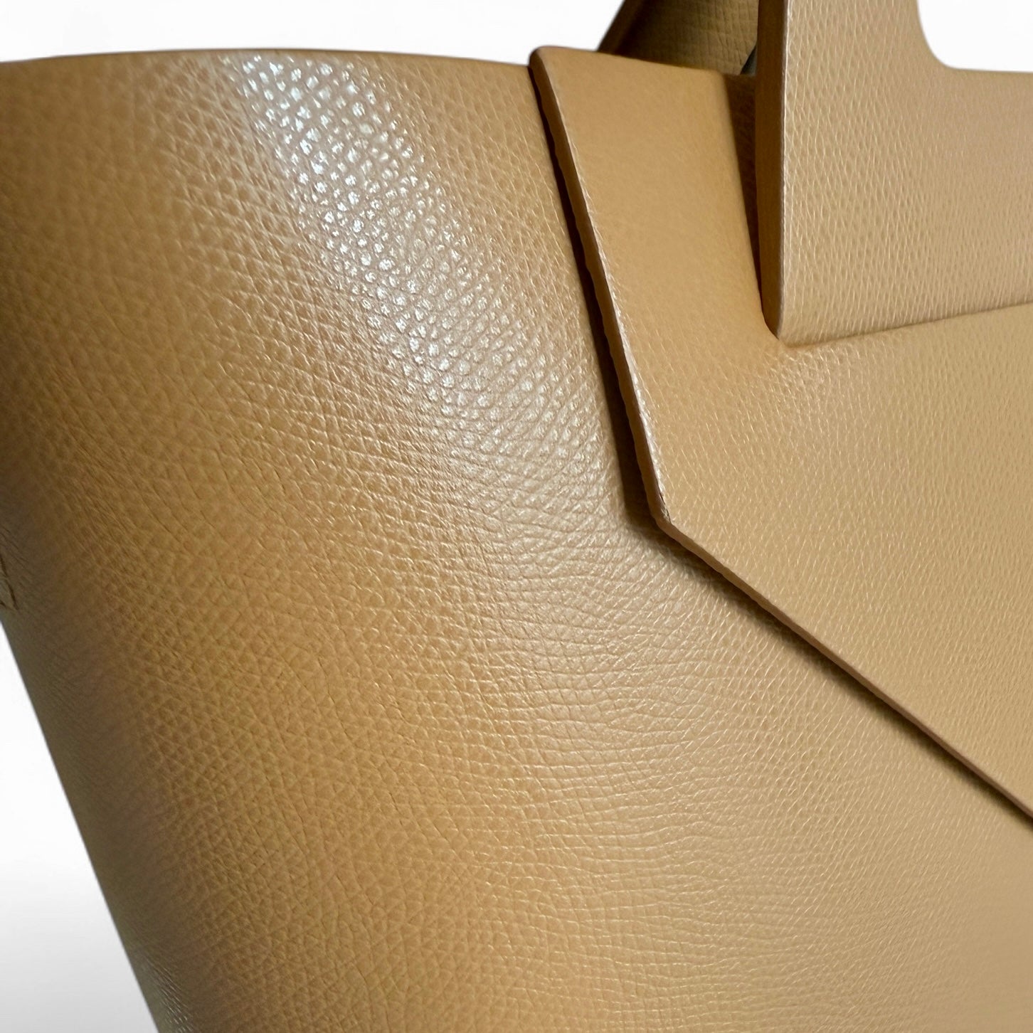 Close up of a Tan Italian leather handbag with a unique handle and removable crossbody strap on a white background 
Removable zipped pouch inside the bag
Made in Italy 