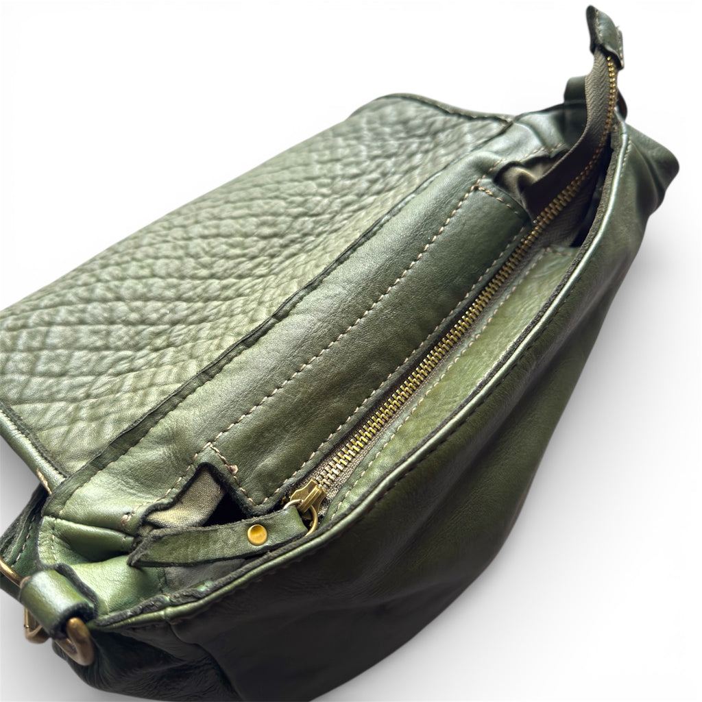 Showing a Main zip closure of a leather handbag olive green made in Italy Sussex Kent Independent handbag retailer 