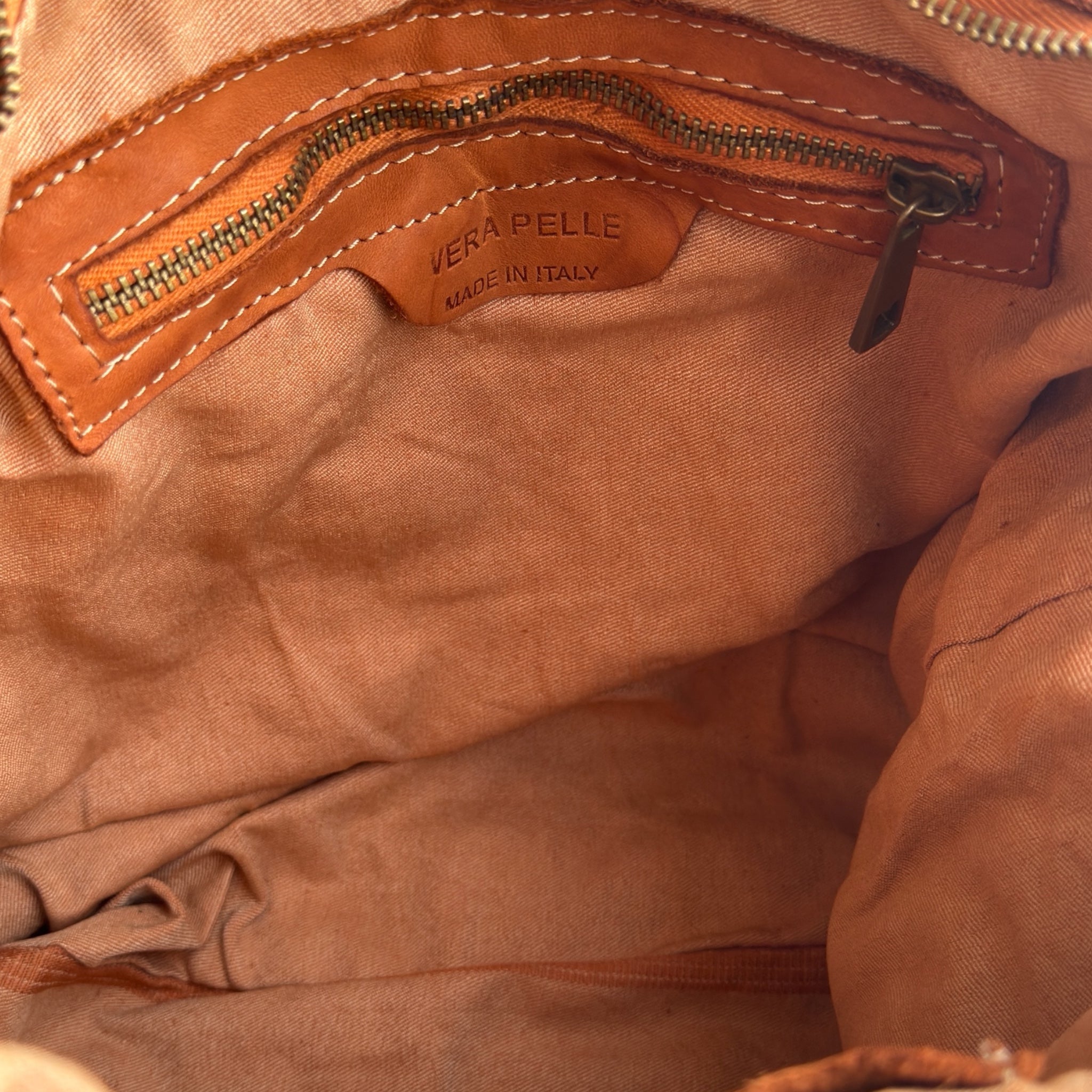 Showing internal zip pocket of a Italian leather hobo handbag made in Italy 