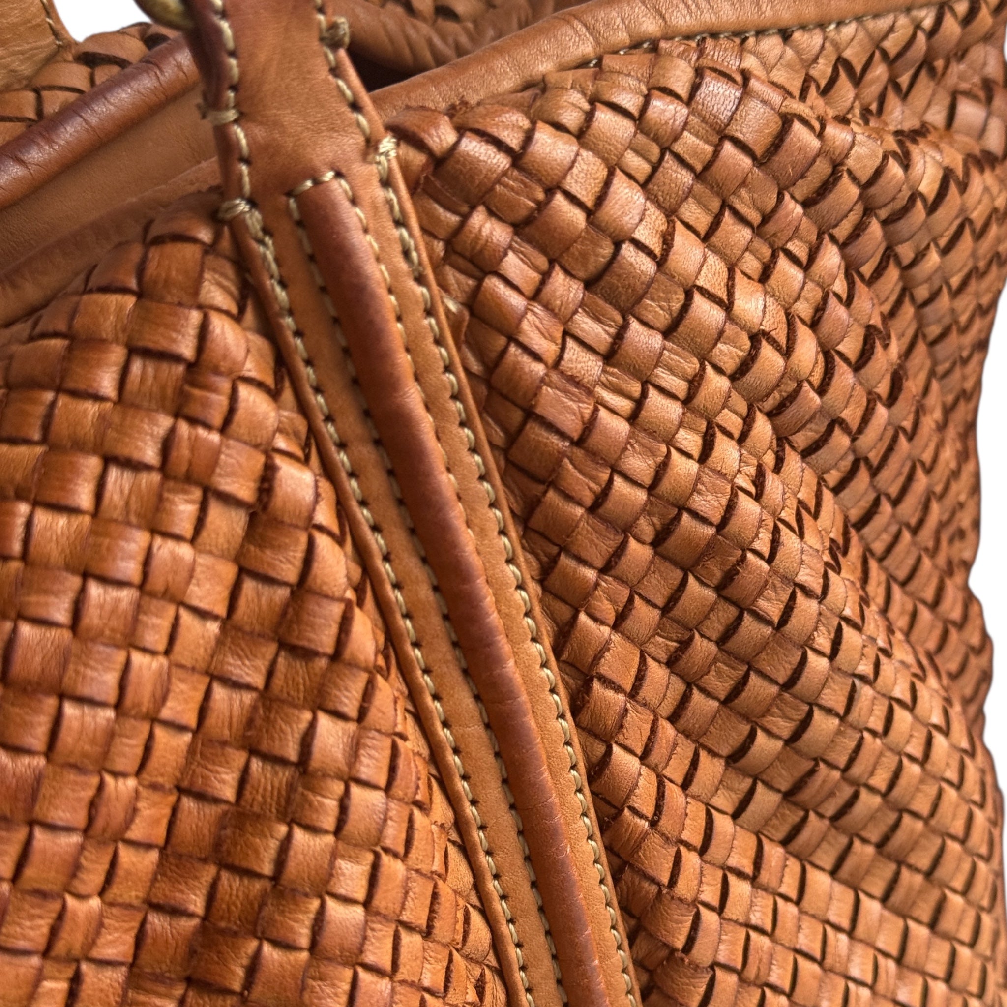 Leather handbag inspired by classic Italian brands