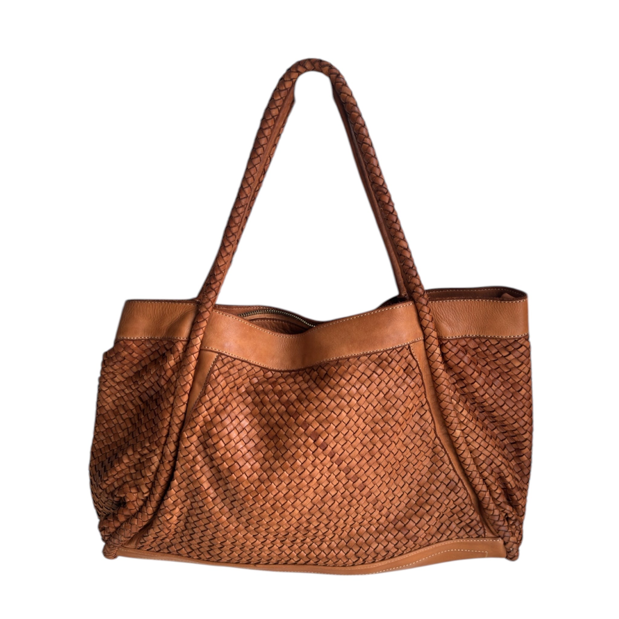Leather handbag inspired by classic Italian brands
